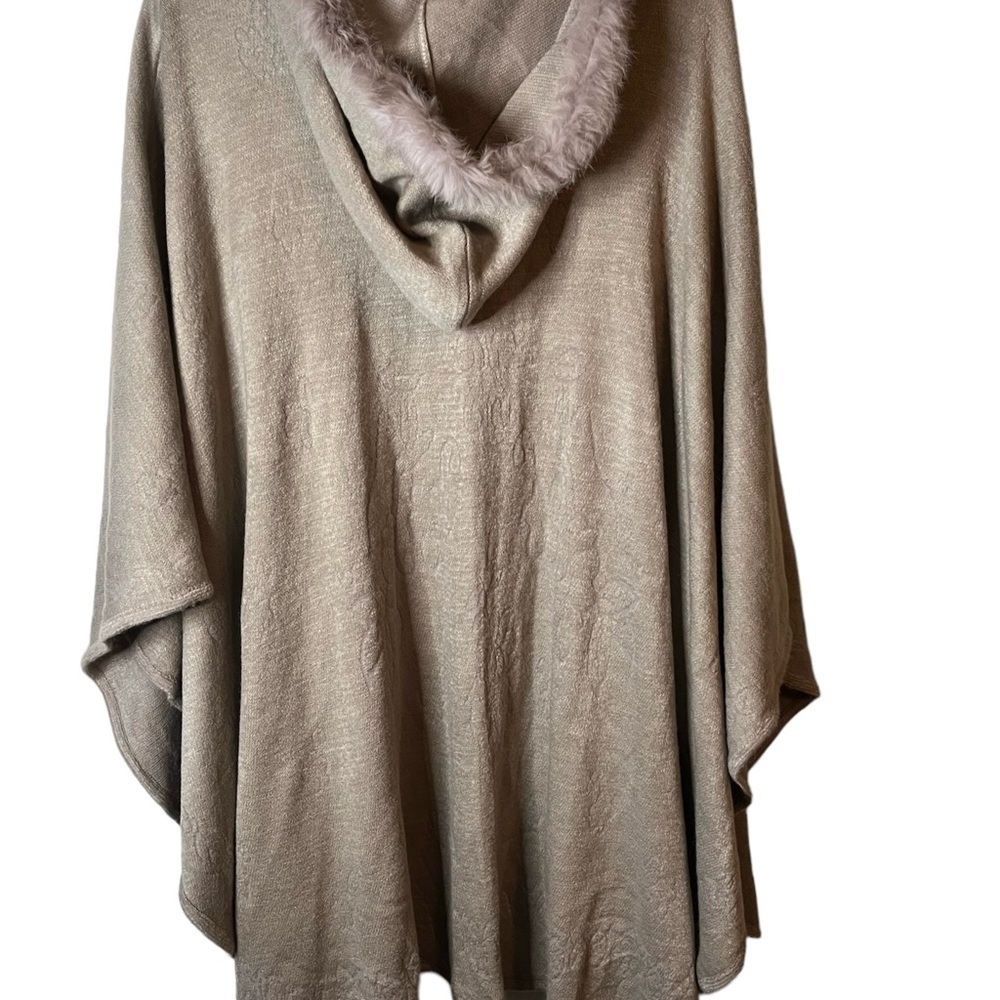 Women’s One Size Fits Most Faux Fur Sweater Wrap with Hood - Picture 2 of 7